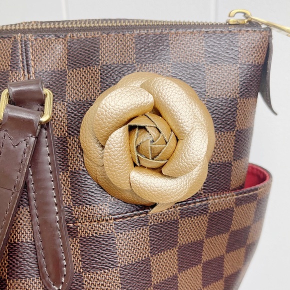 Camellia Flower Vegan Leather Magnetic Bag Charm - Picture 1 of 10